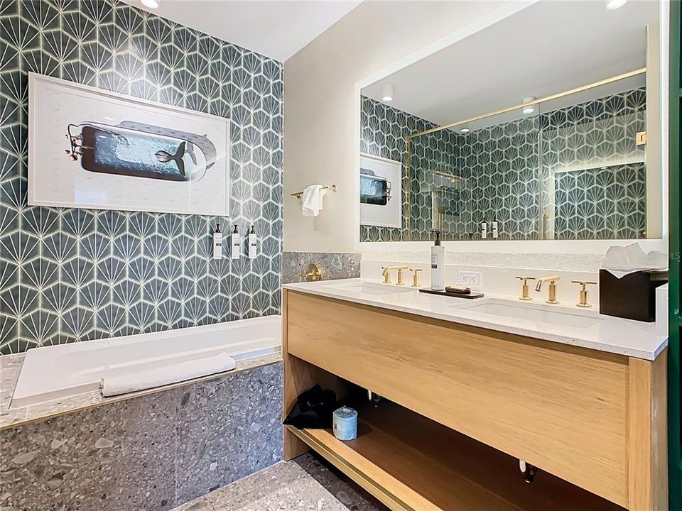 For Sale: $340,000 (1 beds, 1 baths, 870 Square Feet)