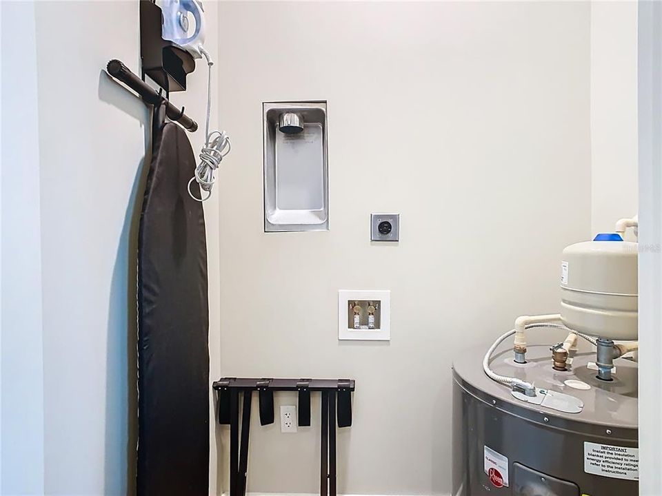 For Sale: $340,000 (1 beds, 1 baths, 870 Square Feet)