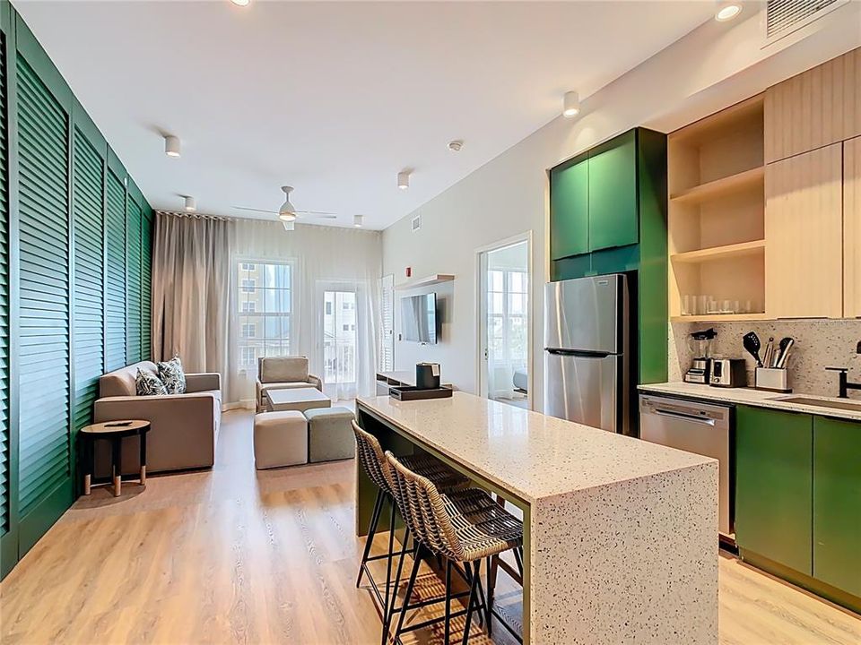 For Sale: $340,000 (1 beds, 1 baths, 870 Square Feet)