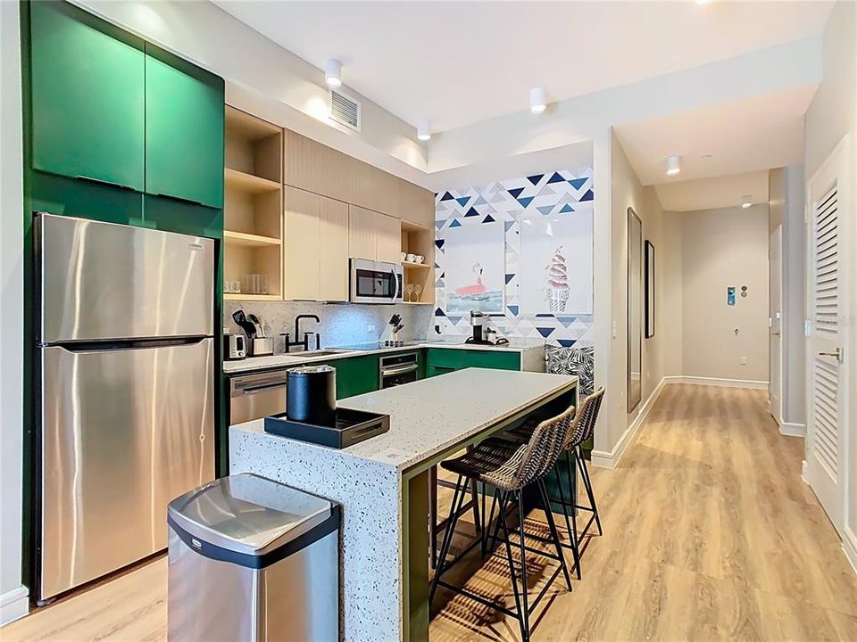 For Sale: $340,000 (1 beds, 1 baths, 870 Square Feet)