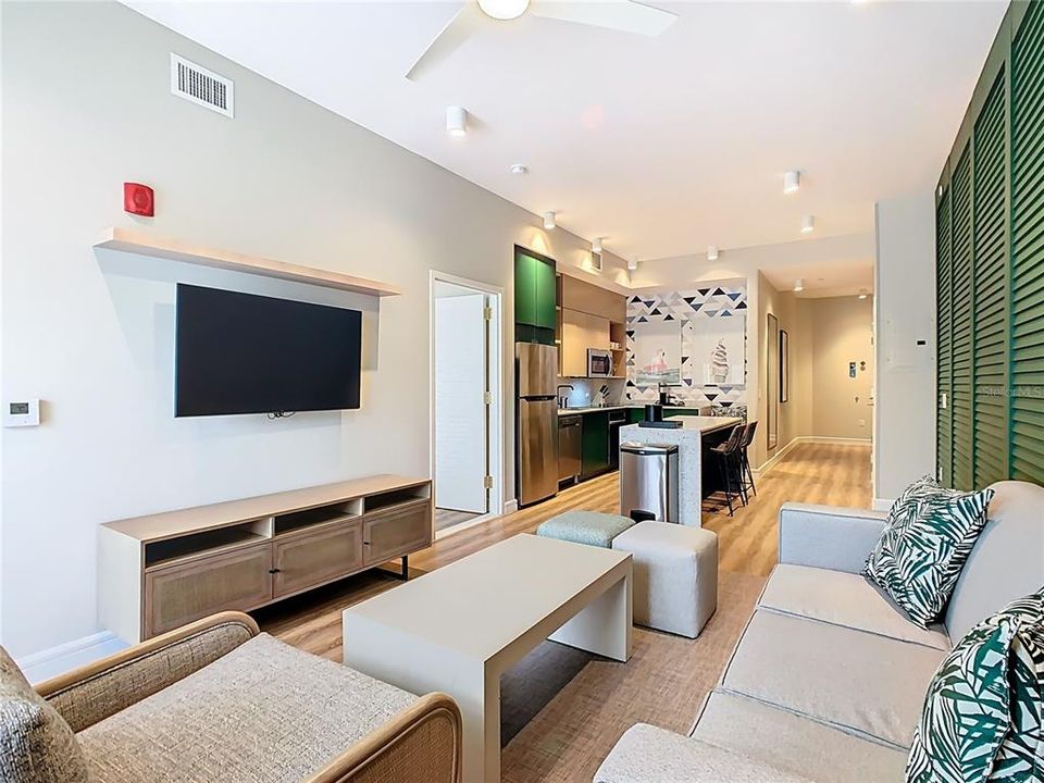 For Sale: $340,000 (1 beds, 1 baths, 870 Square Feet)