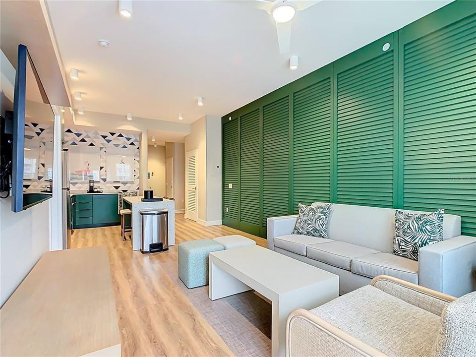 For Sale: $340,000 (1 beds, 1 baths, 870 Square Feet)