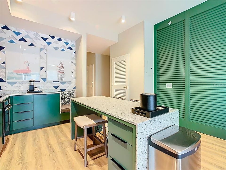 For Sale: $340,000 (1 beds, 1 baths, 870 Square Feet)