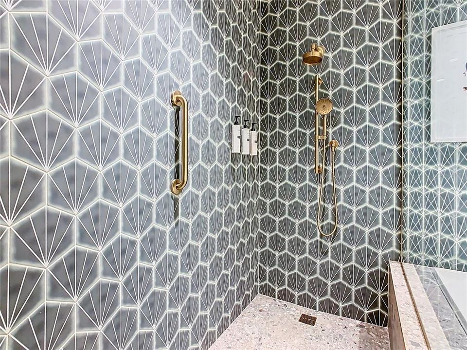 For Sale: $340,000 (1 beds, 1 baths, 870 Square Feet)