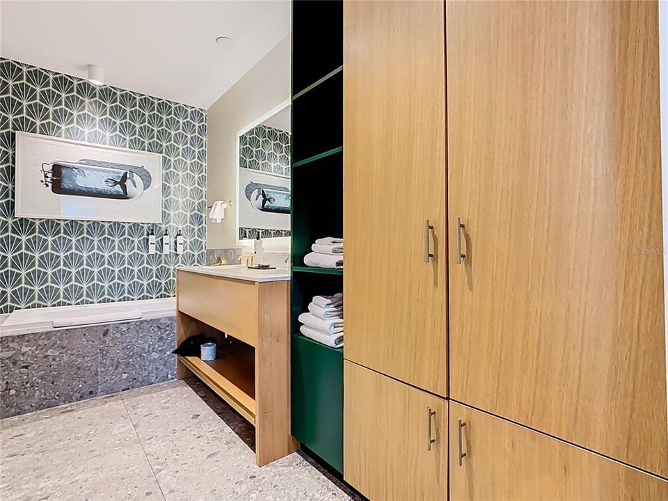 For Sale: $340,000 (1 beds, 1 baths, 870 Square Feet)