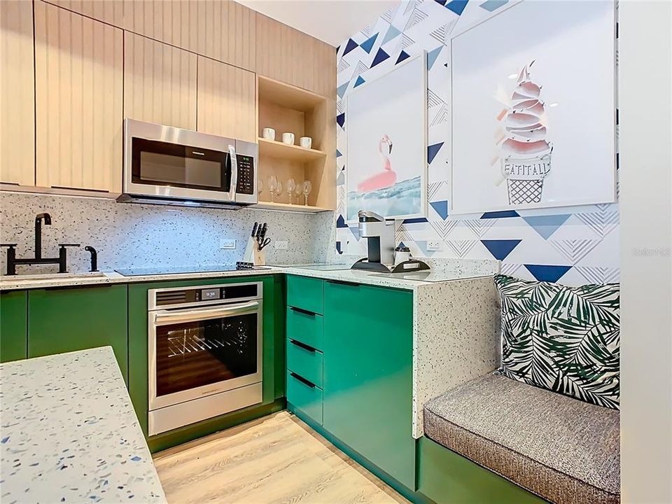 For Sale: $340,000 (1 beds, 1 baths, 870 Square Feet)