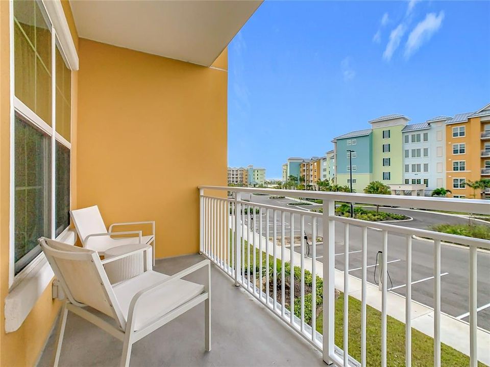 For Sale: $340,000 (1 beds, 1 baths, 870 Square Feet)