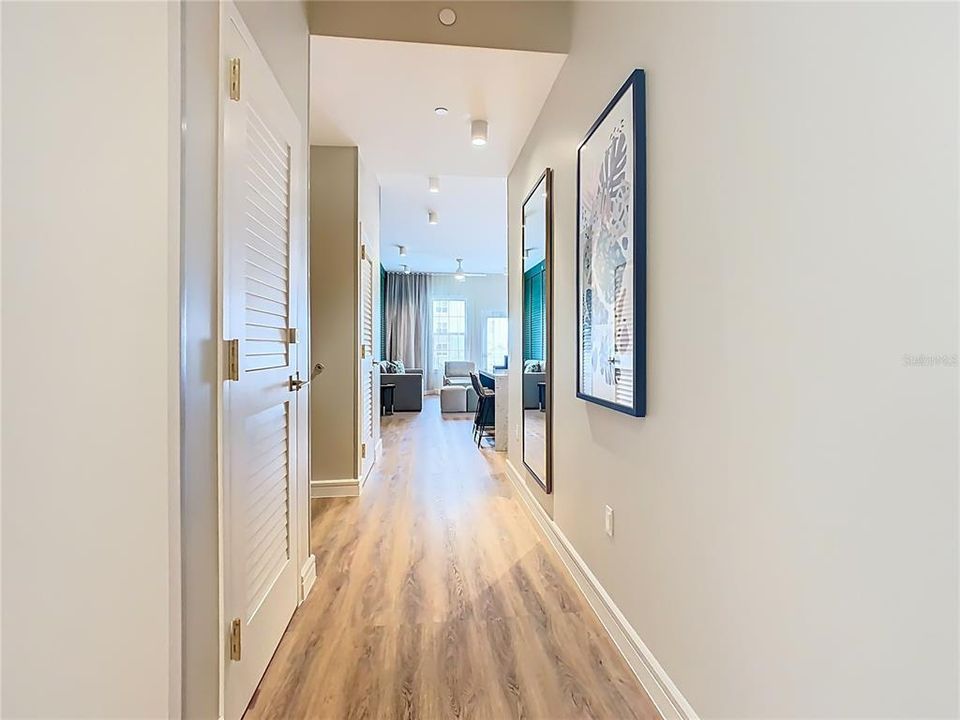 For Sale: $340,000 (1 beds, 1 baths, 870 Square Feet)