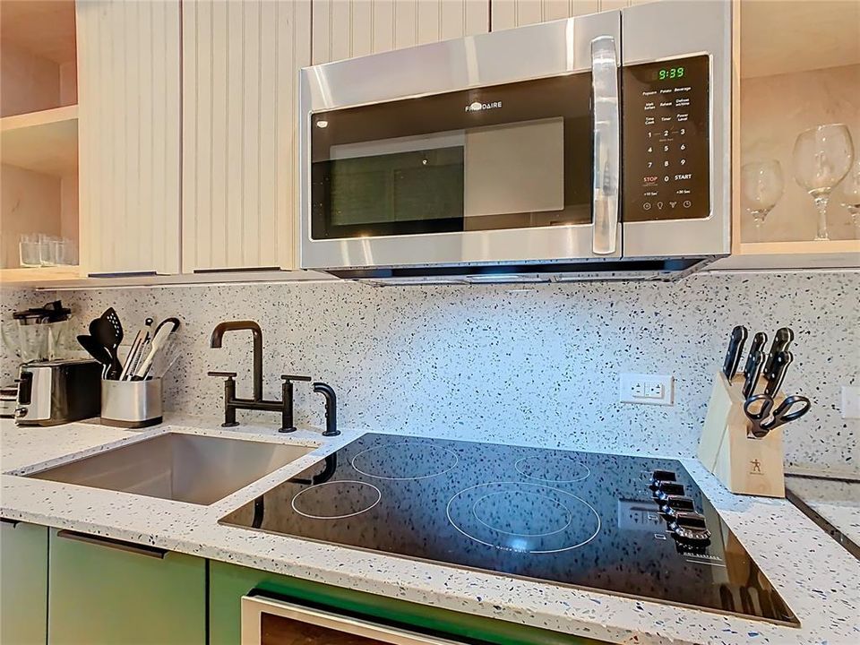 For Sale: $340,000 (1 beds, 1 baths, 870 Square Feet)