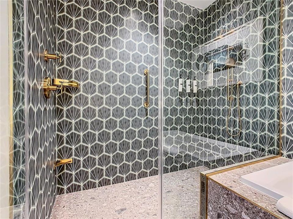 For Sale: $340,000 (1 beds, 1 baths, 870 Square Feet)