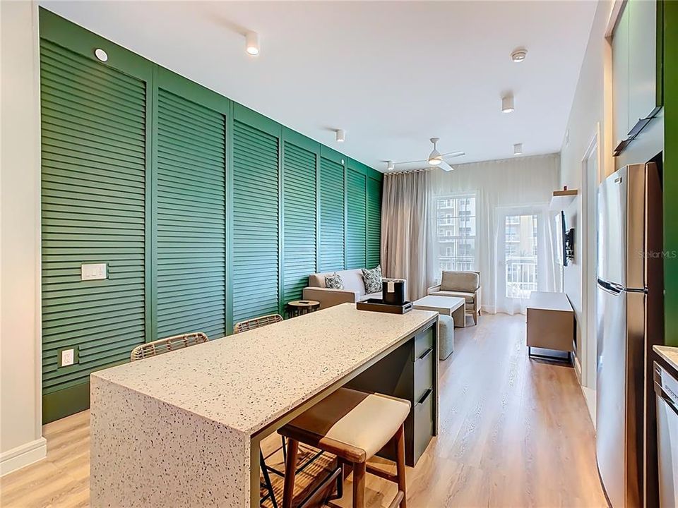 For Sale: $340,000 (1 beds, 1 baths, 870 Square Feet)