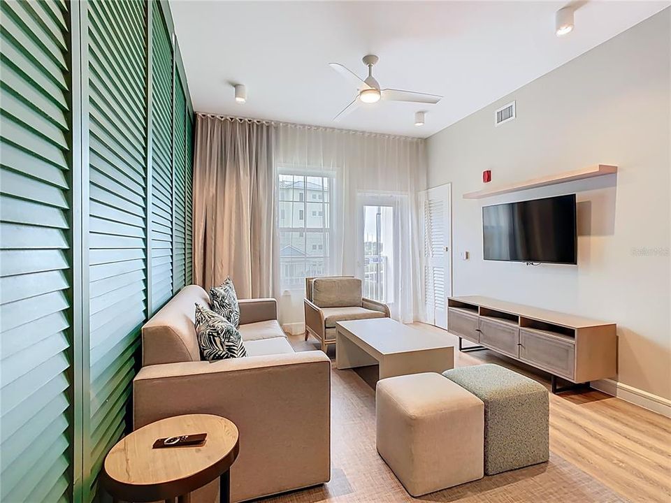 For Sale: $340,000 (1 beds, 1 baths, 870 Square Feet)