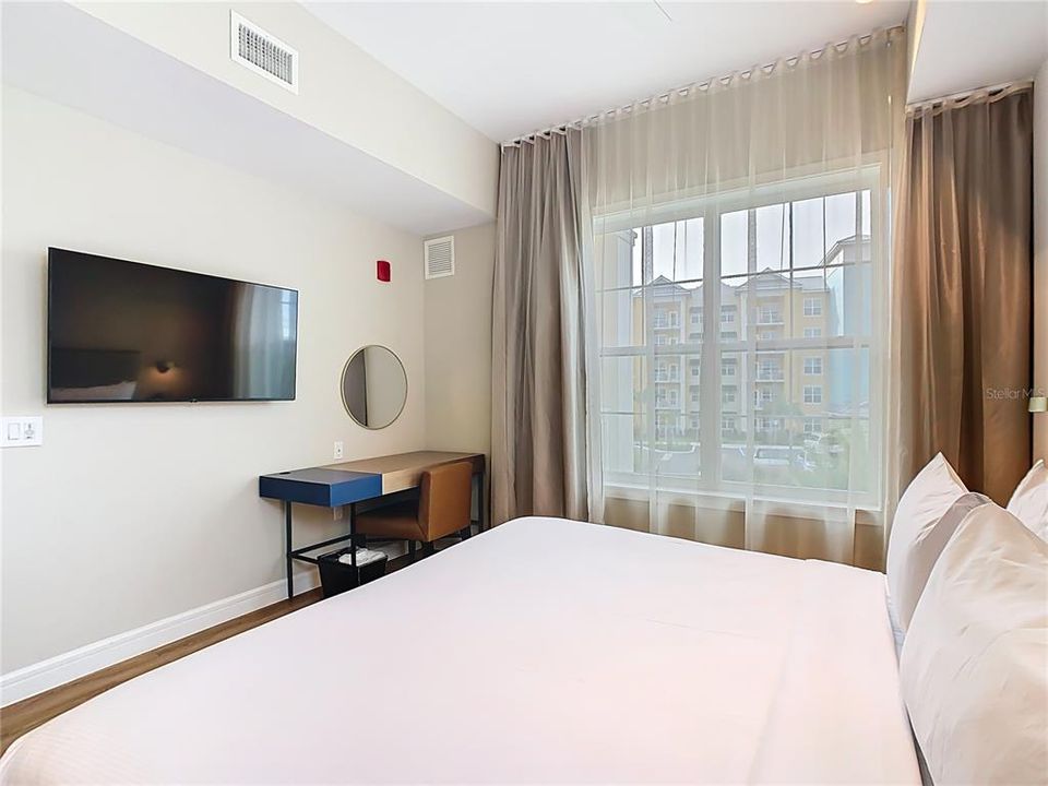 For Sale: $340,000 (1 beds, 1 baths, 870 Square Feet)