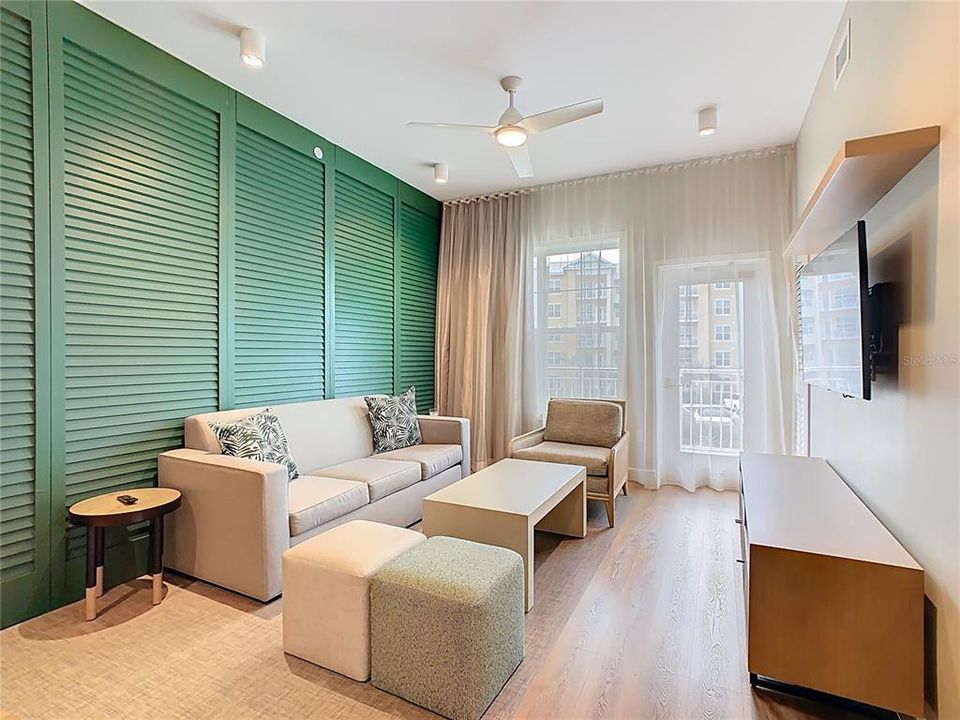 For Sale: $340,000 (1 beds, 1 baths, 870 Square Feet)