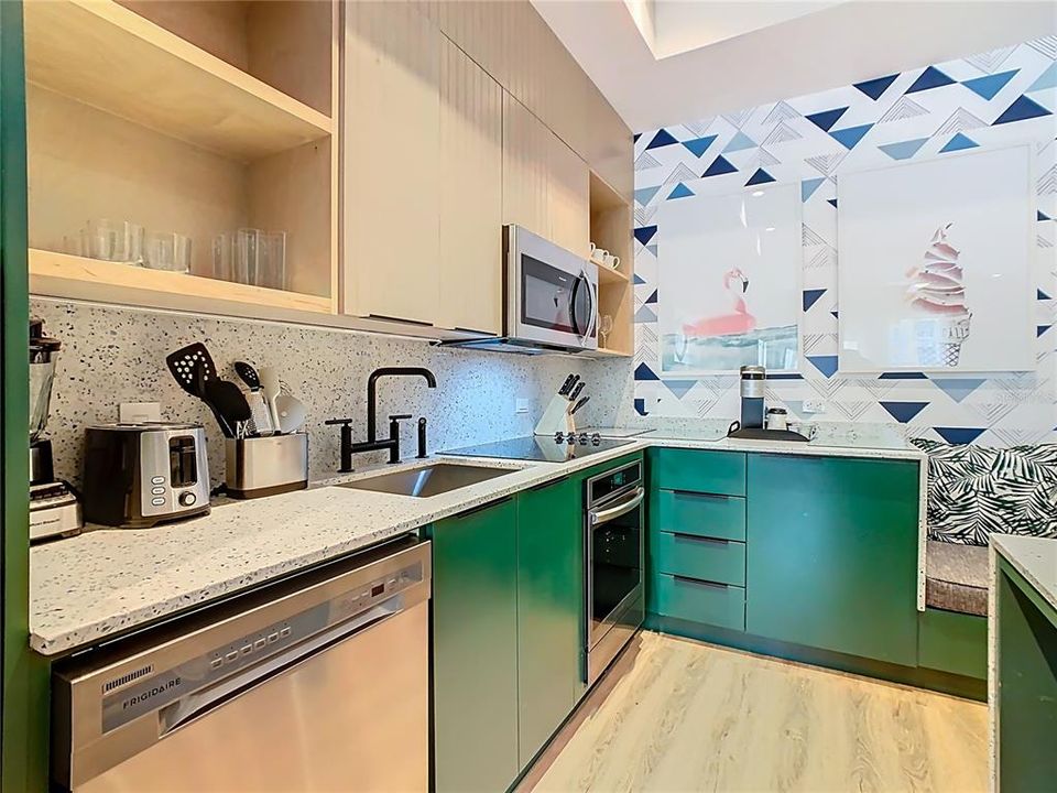 For Sale: $340,000 (1 beds, 1 baths, 870 Square Feet)