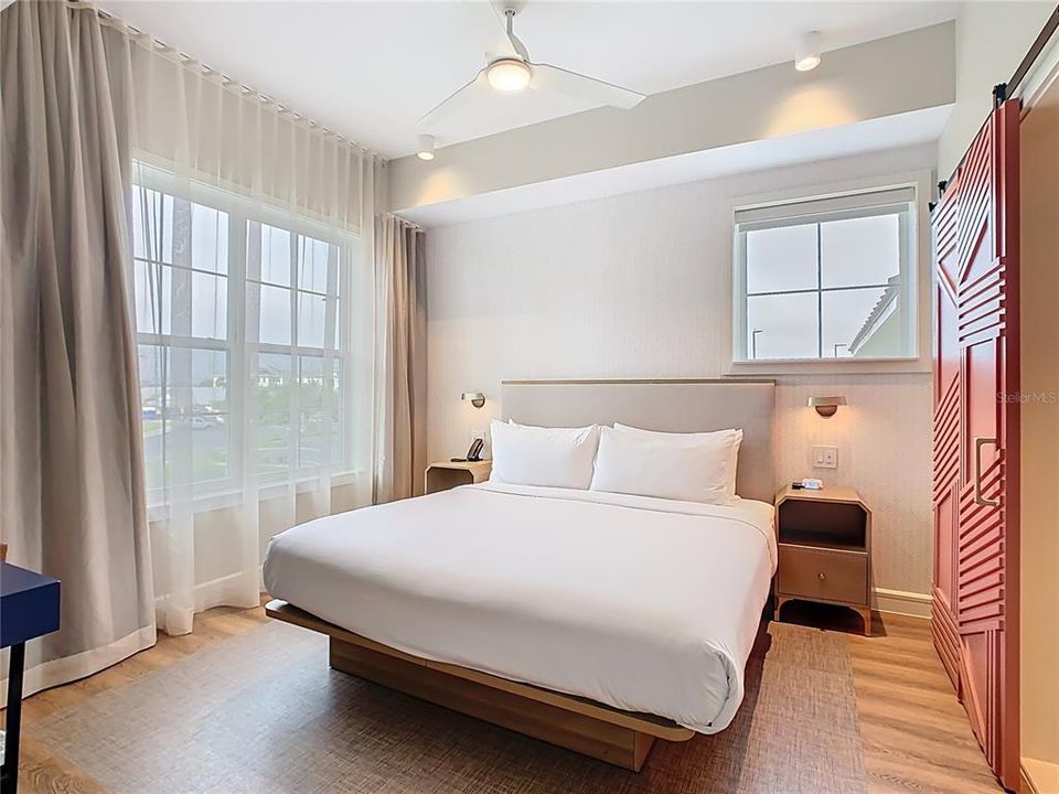 For Sale: $340,000 (1 beds, 1 baths, 870 Square Feet)