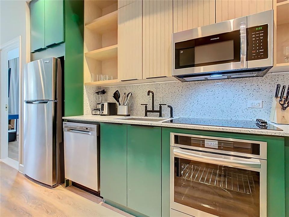 For Sale: $340,000 (1 beds, 1 baths, 870 Square Feet)