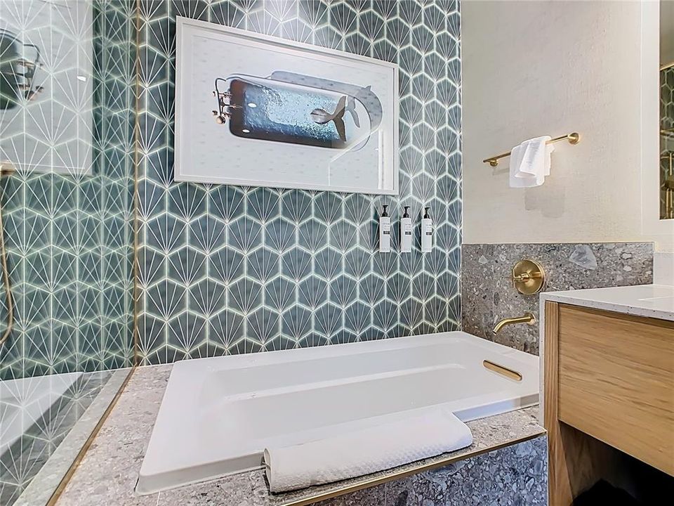 For Sale: $340,000 (1 beds, 1 baths, 870 Square Feet)