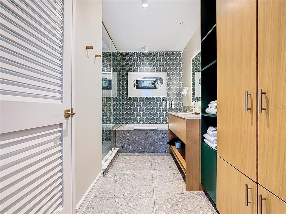 For Sale: $340,000 (1 beds, 1 baths, 870 Square Feet)