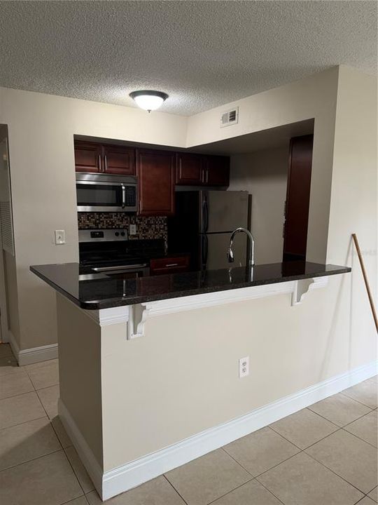 For Rent: $1,300 (1 beds, 1 baths, 744 Square Feet)