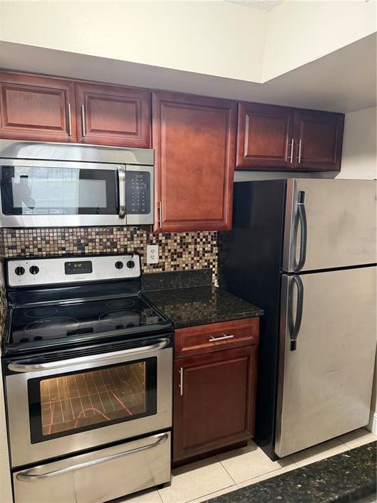 For Rent: $1,300 (1 beds, 1 baths, 744 Square Feet)