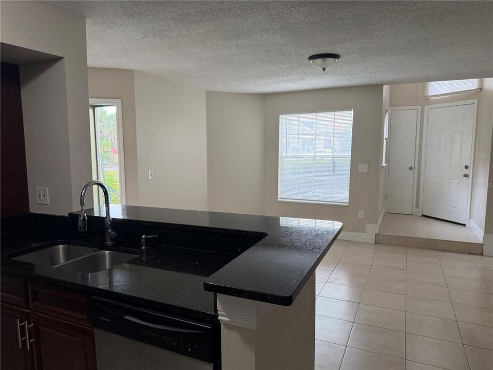 For Rent: $1,300 (1 beds, 1 baths, 744 Square Feet)