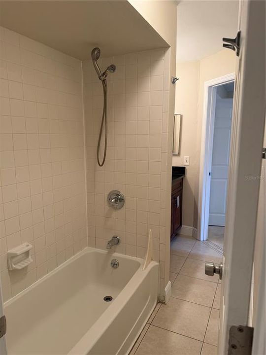 For Rent: $1,300 (1 beds, 1 baths, 744 Square Feet)