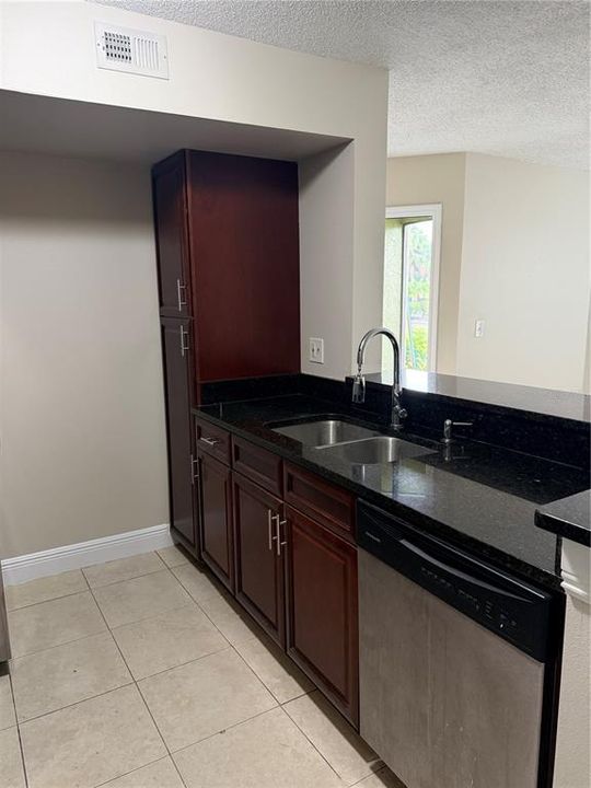 For Rent: $1,300 (1 beds, 1 baths, 744 Square Feet)
