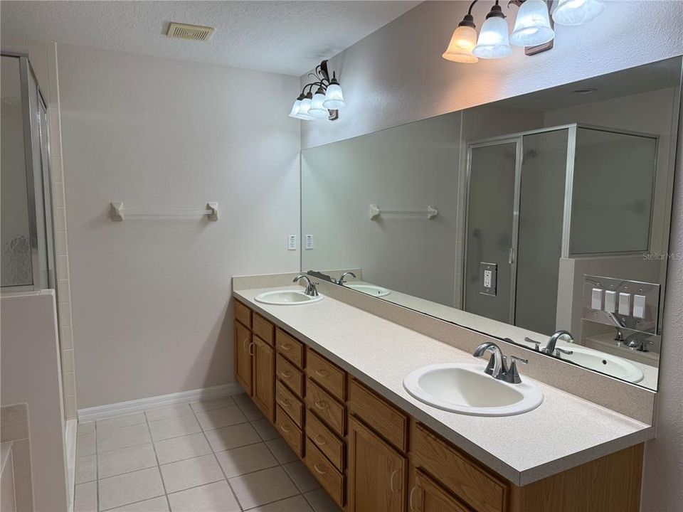 For Rent: $1,900 (3 beds, 2 baths, 1738 Square Feet)