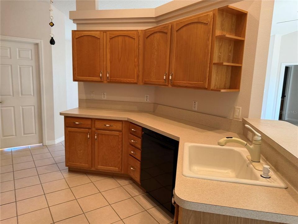 For Rent: $1,900 (3 beds, 2 baths, 1738 Square Feet)