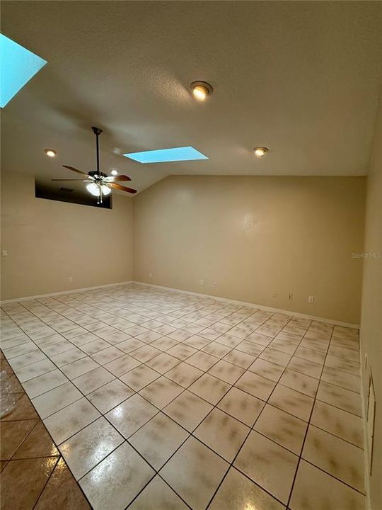 En Venta: $369,000 (4 camas, 0 baños, 2378 Pies cuadrados)