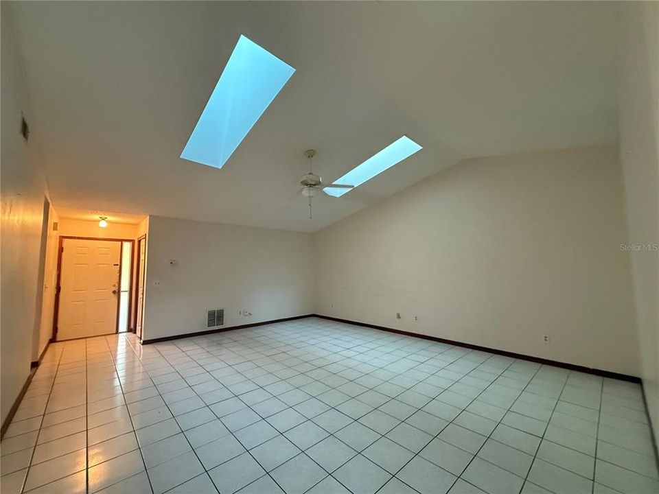 En Venta: $369,000 (4 camas, 0 baños, 2378 Pies cuadrados)