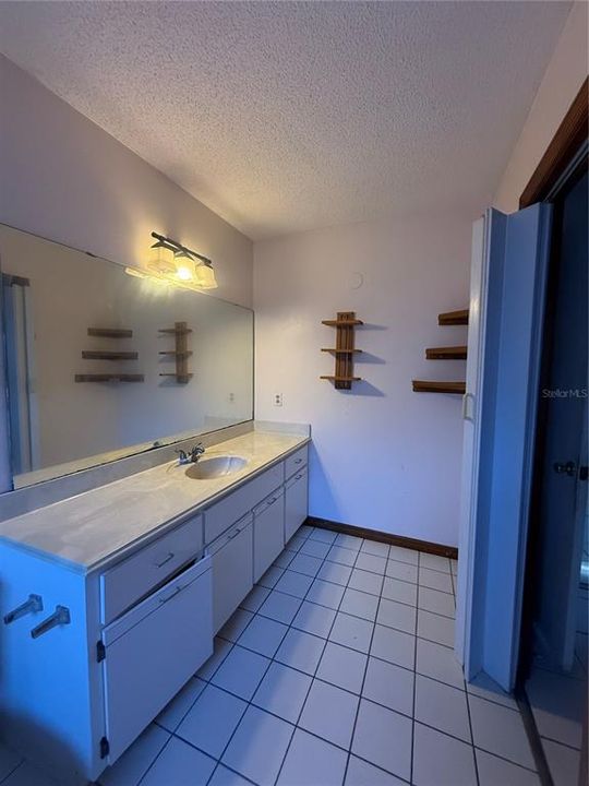 En Venta: $369,000 (4 camas, 0 baños, 2378 Pies cuadrados)