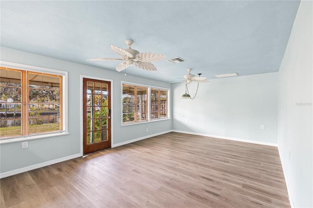 For Sale: $349,999 (3 beds, 1 baths, 1260 Square Feet)