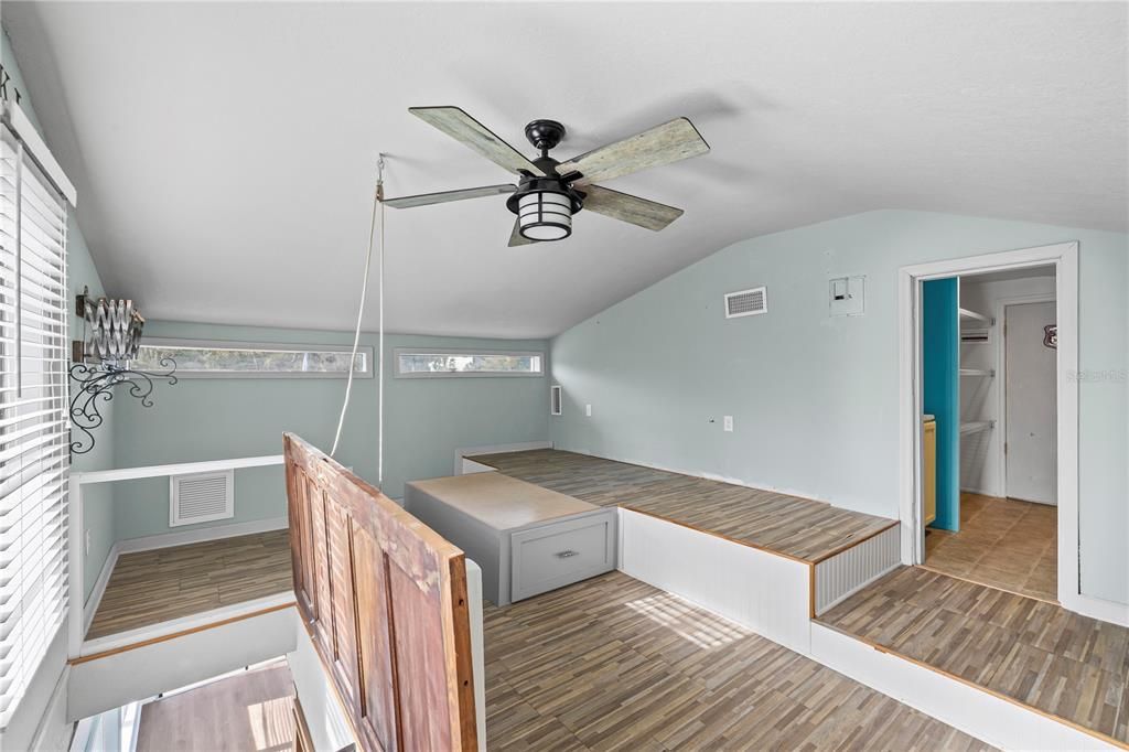 For Sale: $349,999 (3 beds, 1 baths, 1260 Square Feet)