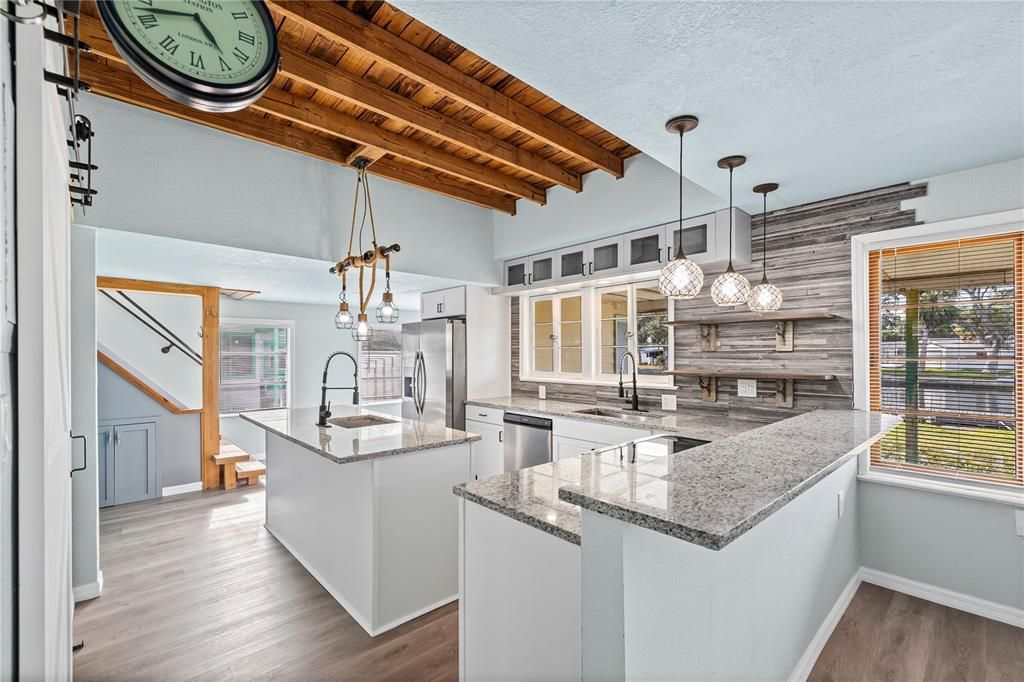 For Sale: $349,999 (3 beds, 1 baths, 1260 Square Feet)