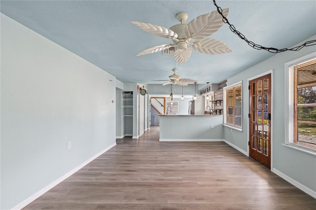 For Sale: $349,999 (3 beds, 1 baths, 1260 Square Feet)