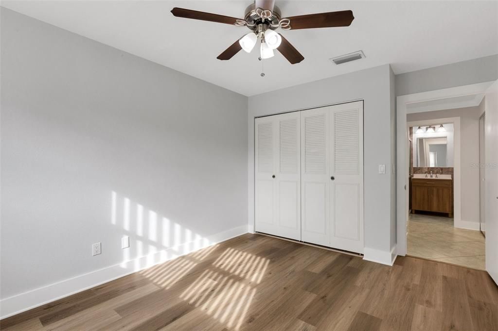 На продажу: $229,500 (2 спален, 2 ванн, 1285 Квадратных фут)