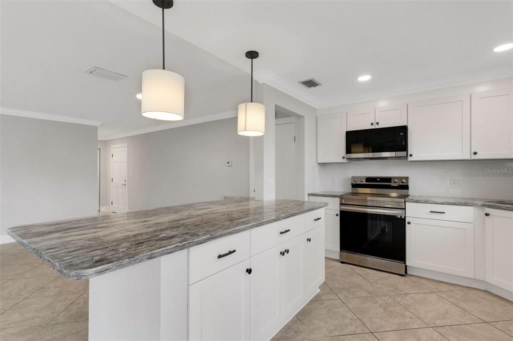 На продажу: $229,500 (2 спален, 2 ванн, 1285 Квадратных фут)