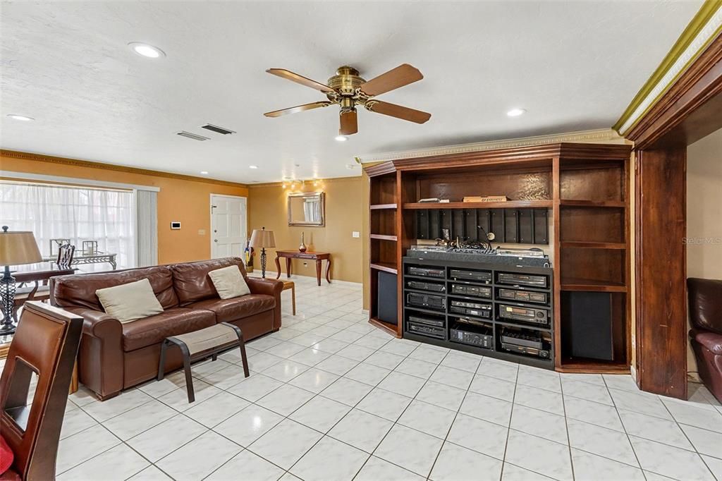 En Venta: $500,000 (5 camas, 3 baños, 2022 Pies cuadrados)