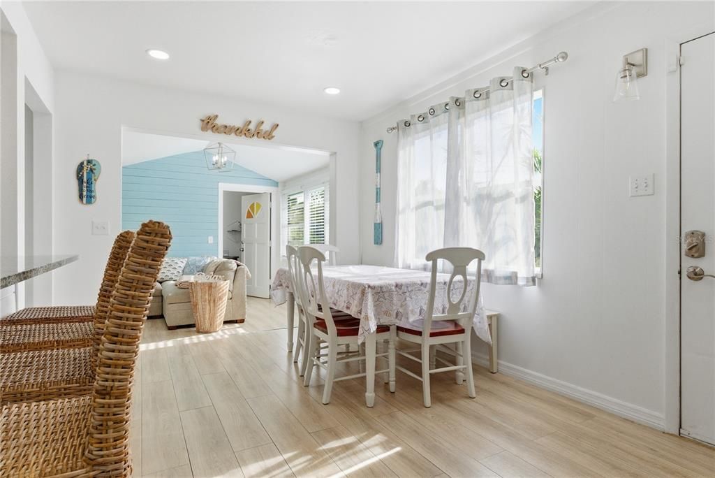 待售: $549,000 (3 贝兹, 1 浴室, 1141 平方英尺)