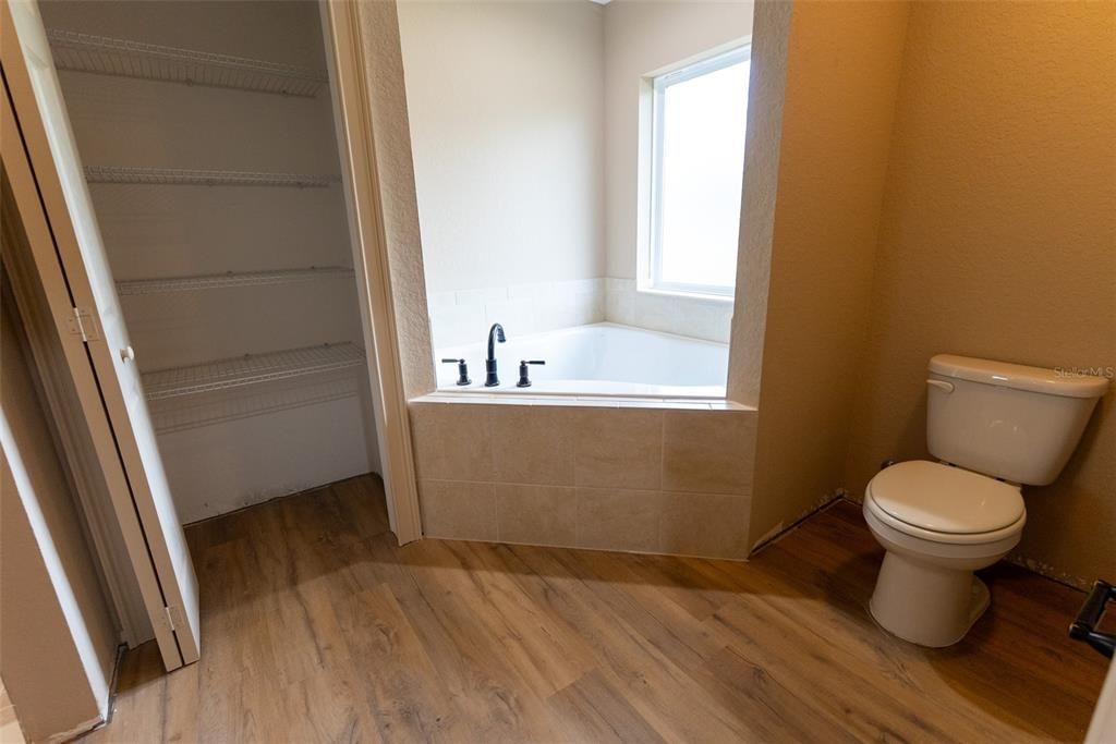 For Sale: $309,900 (3 beds, 2 baths, 1936 Square Feet)