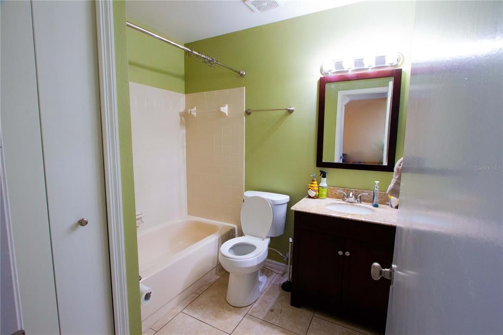 На продажу: $227,000 (2 спален, 2 ванн, 1203 Квадратных фут)