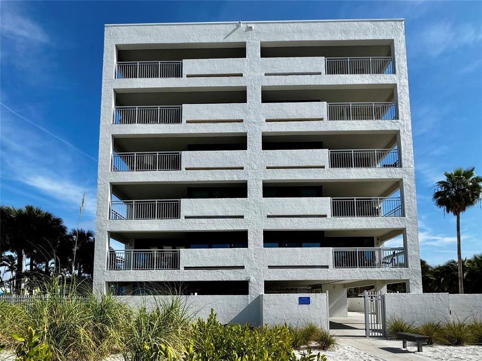 For Sale: $1,398,000 (2 beds, 2 baths, 1370 Square Feet)