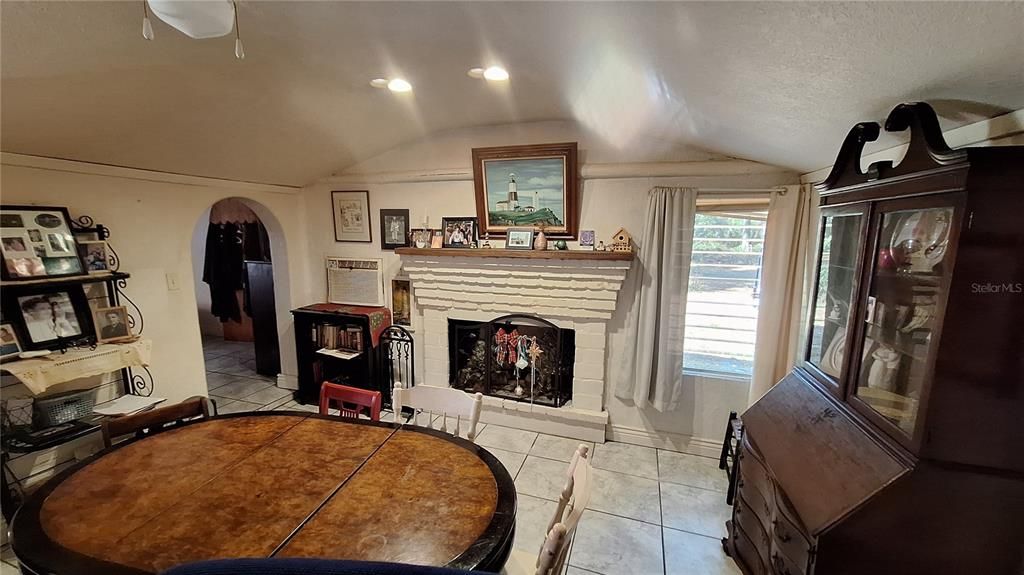 Activo con contrato: $110,000 (14 camas, 1 baños, 1220 Pies cuadrados)