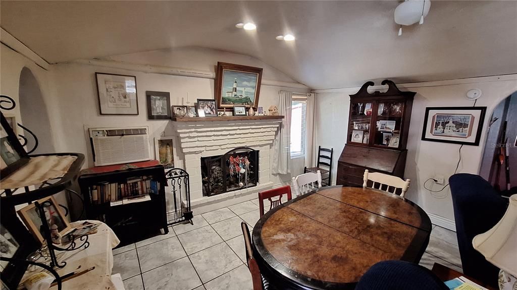 Activo con contrato: $110,000 (14 camas, 1 baños, 1220 Pies cuadrados)