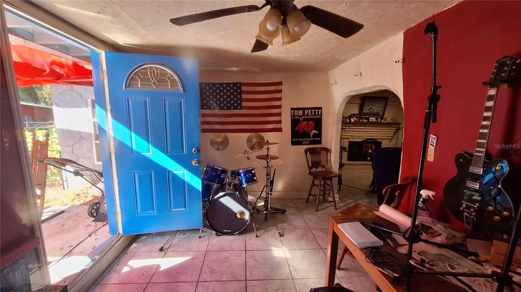 Activo con contrato: $110,000 (14 camas, 1 baños, 1220 Pies cuadrados)