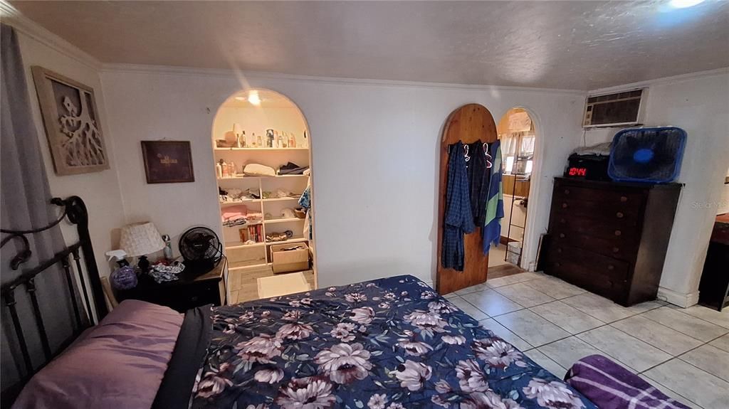 Activo con contrato: $110,000 (14 camas, 1 baños, 1220 Pies cuadrados)