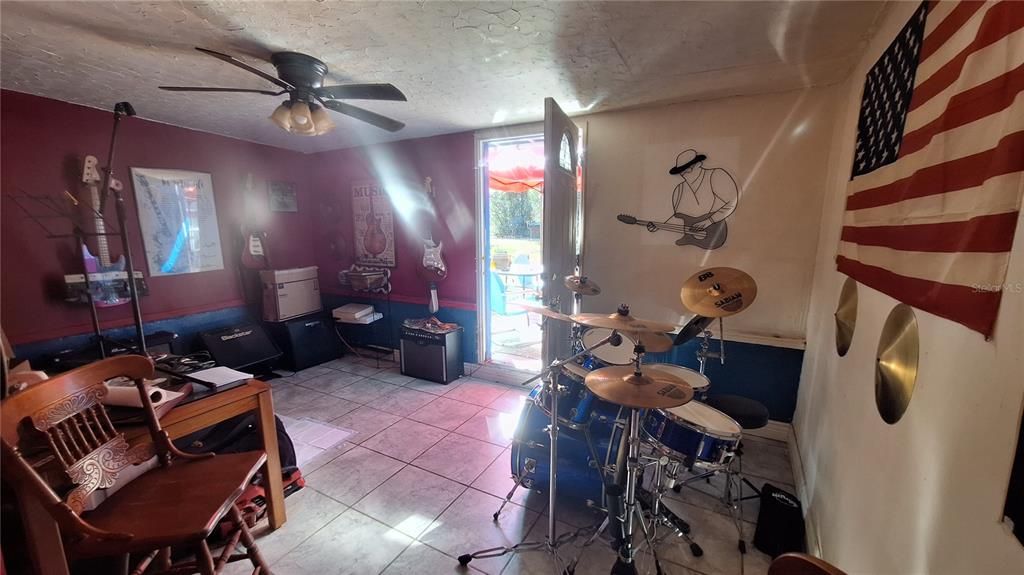 Activo con contrato: $110,000 (14 camas, 1 baños, 1220 Pies cuadrados)