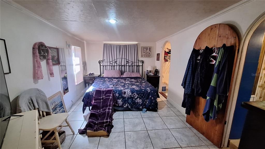 Activo con contrato: $110,000 (14 camas, 1 baños, 1220 Pies cuadrados)